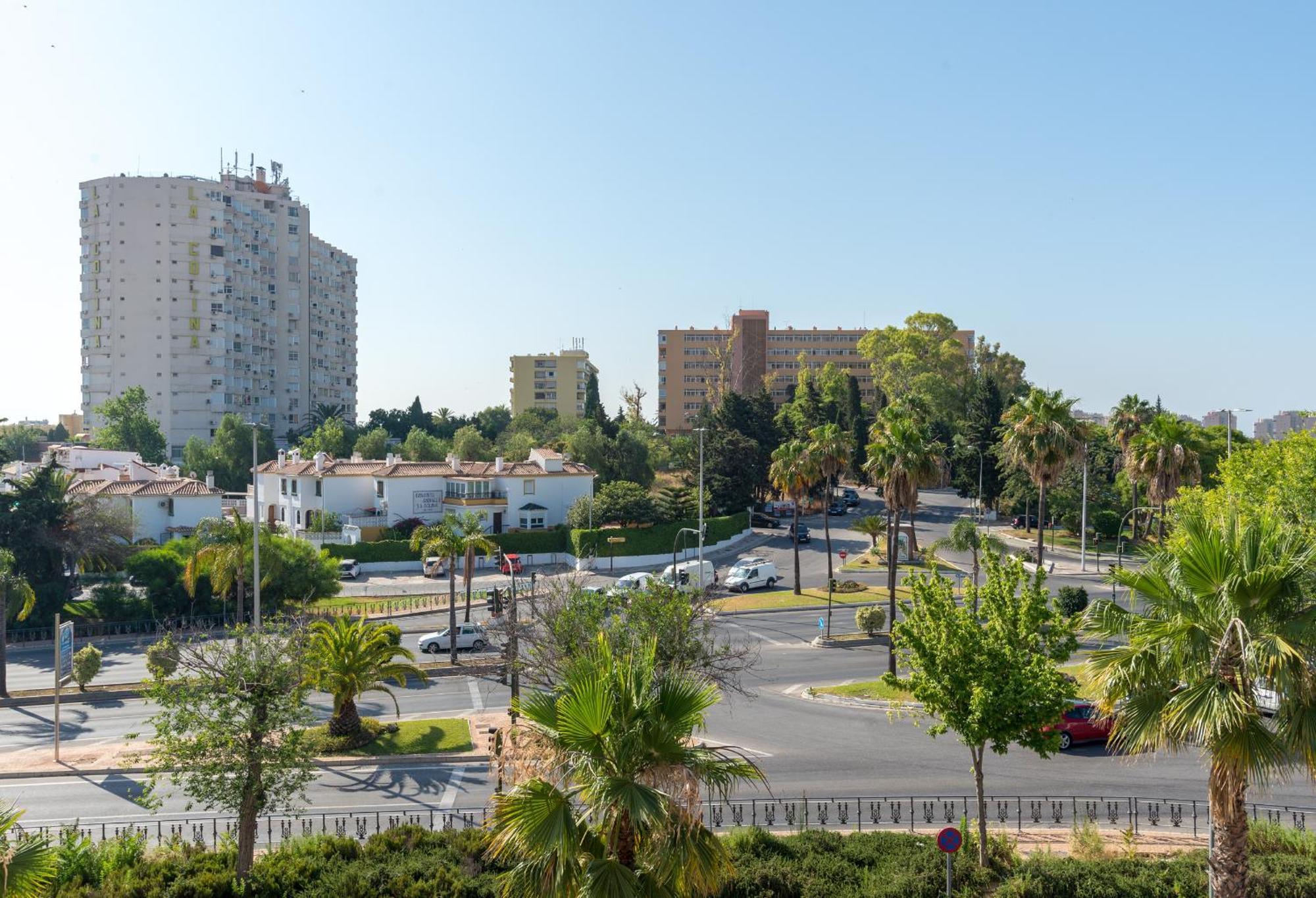 Hill With Terrace, Parking, Pool & Paddle Court Appartement