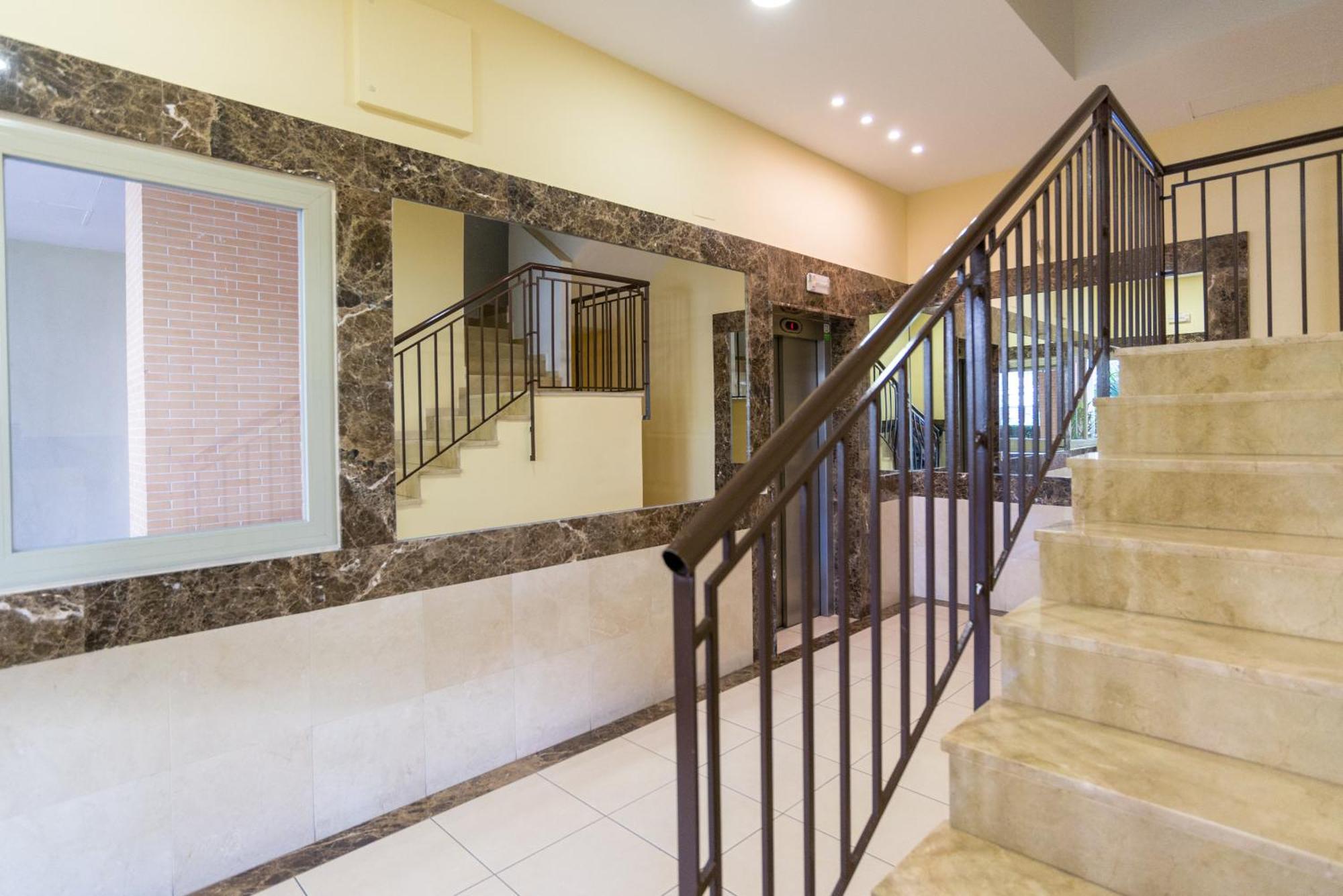 Appartement Hill With Terrace, Parking, Pool & Paddle Court