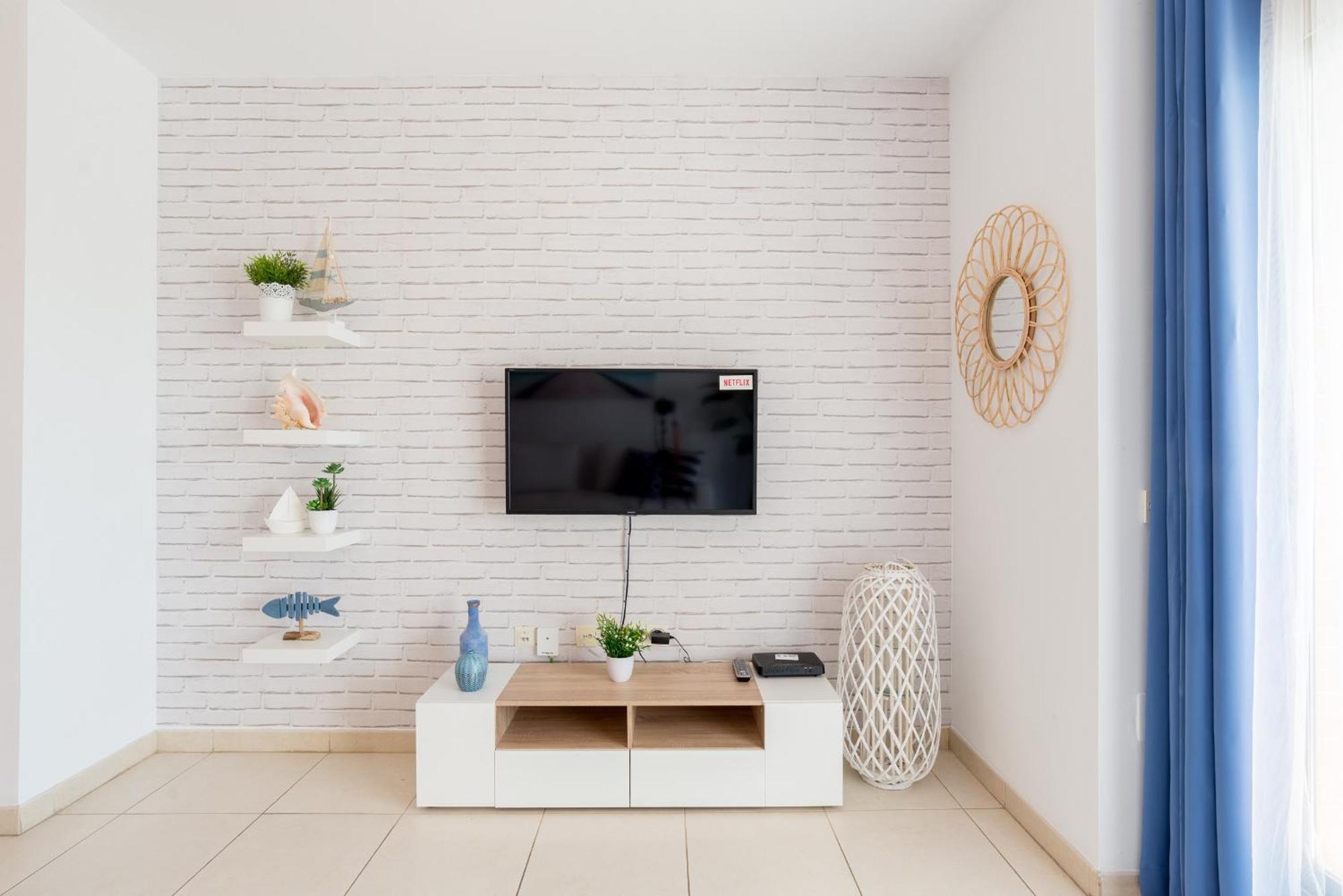 Hill With Terrace, Parking, Pool & Paddle Court Appartement *