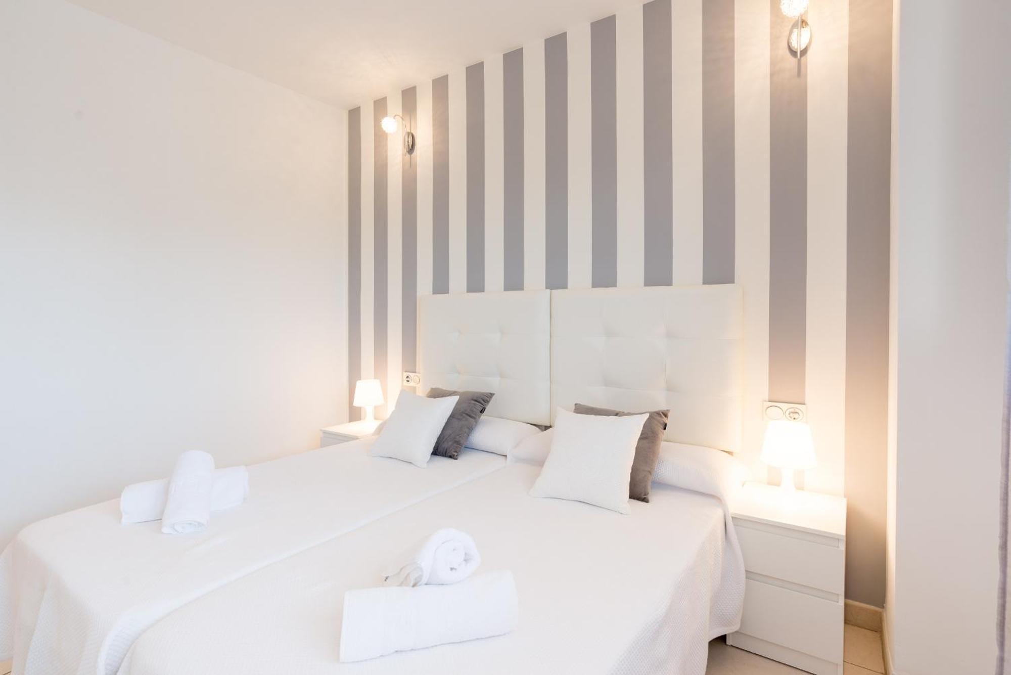 Lejlighed Hill With Terrace, Parking, Pool & Paddle Court Torremolinos