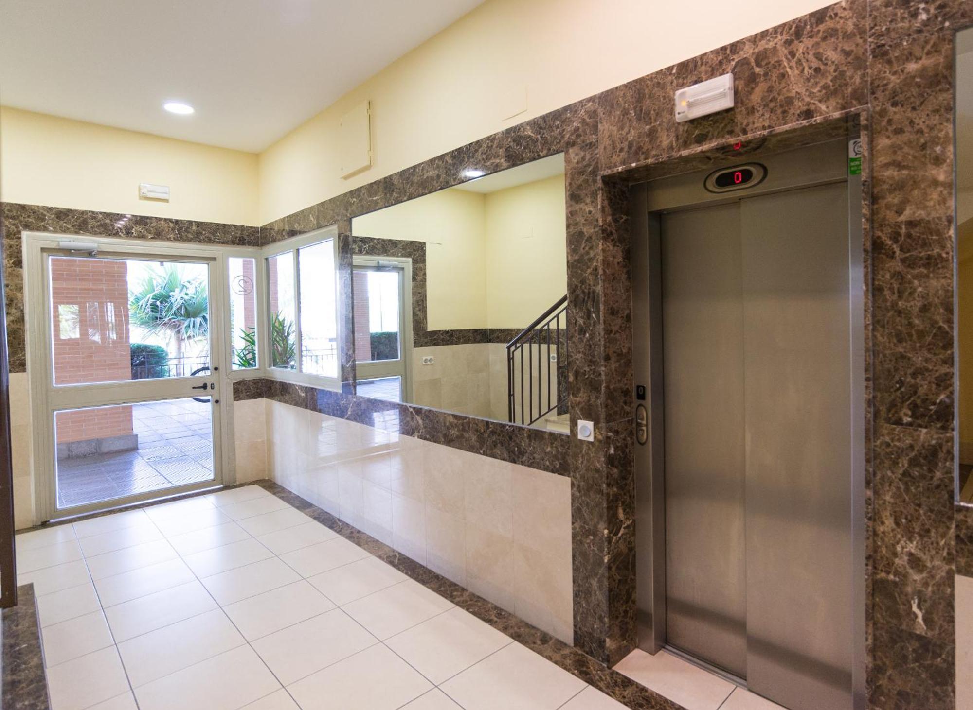 Hill With Terrace, Parking, Pool & Paddle Court * Torremolinos